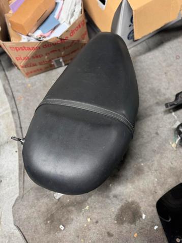 Piaggio zip zadel + buddy beschikbaar voor biedingen