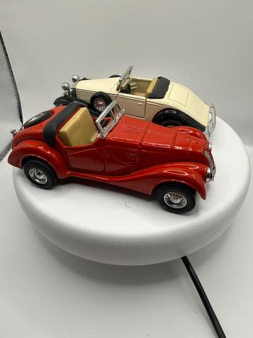 Twee mooie (made in china) oldtimers beschikbaar voor biedingen