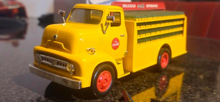 Coca-Cola truck Ford COE spaarpot, Verzamelen, Spaarpotten, Gebruikt, Vervoermiddel, Metaal of Blik, Ophalen of Verzenden