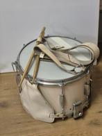 snaartrommel met draagriem en stokken. Pauketrommel+stokken., Muziek en Instrumenten, Drumstellen en Slagwerk, Ophalen of Verzenden
