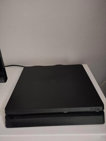Playstation 4 1 tb console + controllers beschikbaar voor biedingen