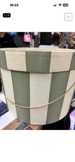 Veel verschillende hoedendozen new country gear, Ophalen