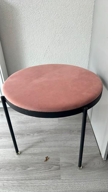 Roze ronde tafeltje bijzettafeltje beschikbaar voor biedingen