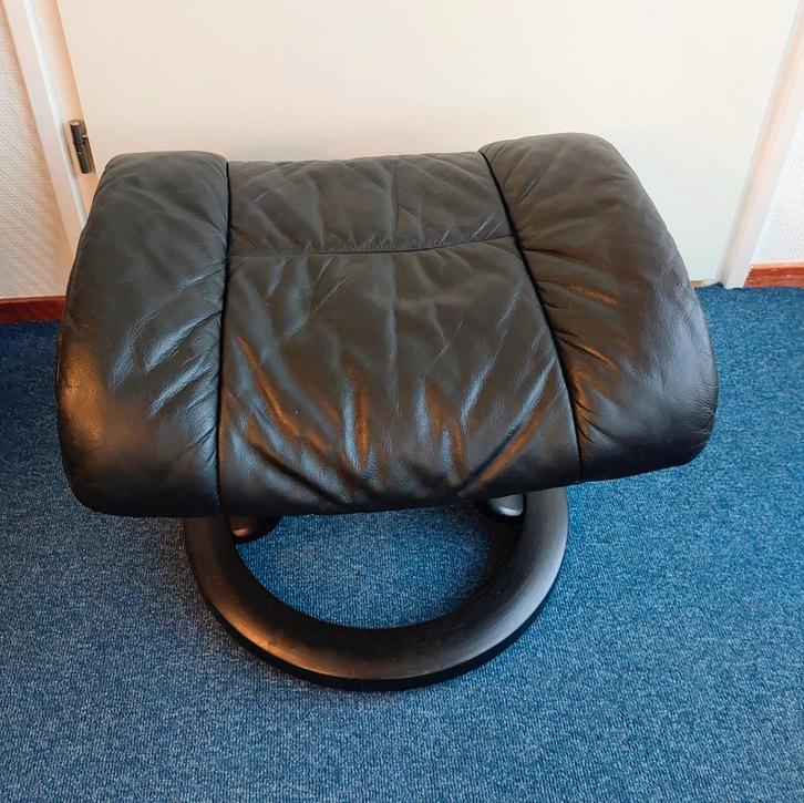 Ekornes stressles voetenbank, Huis en Inrichting, Banken | Voetenbanken en Poefen, Gebruikt, Rechthoekig, Hout, Leer, Ophalen of Verzenden