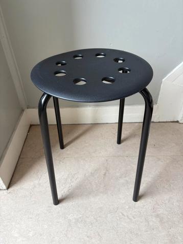 Zwart rond krukje IKEA beschikbaar voor biedingen