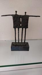 Bronzen beeldje "Energiek in samenwerking"  Corry Ammerlaan., Antiek en Kunst, Ophalen of Verzenden