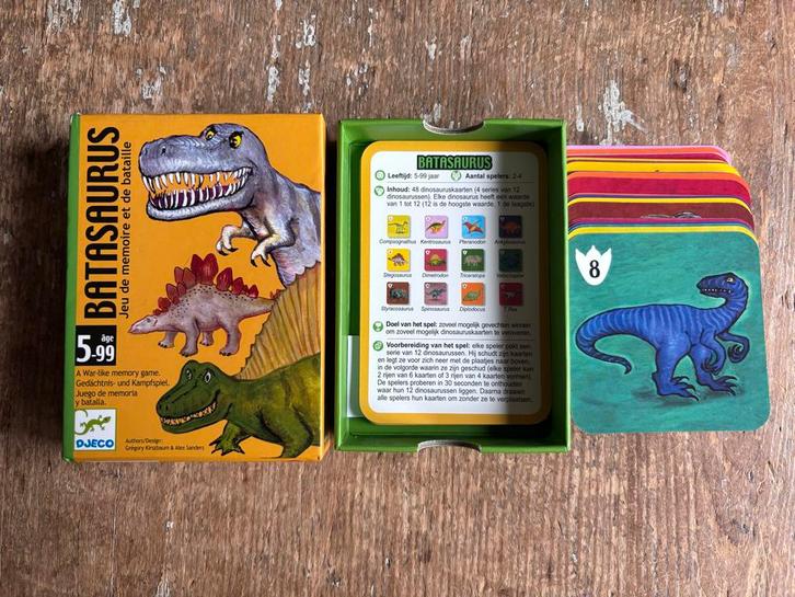 Djeco Batasaurus - Dinosaurus Gevecht Spel, Hobby en Vrije tijd, Gezelschapsspellen | Bordspellen, Zo goed als nieuw, Drie of vier spelers