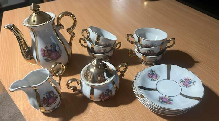Antiek Servies. Goudkleurig met opdruk. Koffieservies., Antiek en Kunst, Antiek | Servies compleet, Ophalen