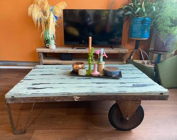 Salontafel stevig. beschikbaar voor biedingen