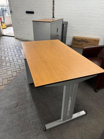 Bureau / tafel beschikbaar voor biedingen