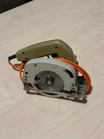 Hand cirkelzaag black en dekker beschikbaar voor biedingen