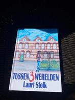 Lauri Stolk - TUSSEN 3 WERELDEN, Boeken, Lauri Stolk, Ophalen of Verzenden, Zo goed als nieuw, Nederland