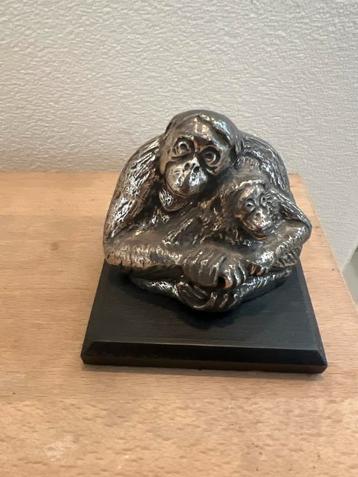 Verzilverde Oerang Oetan met Baby beschikbaar voor biedingen