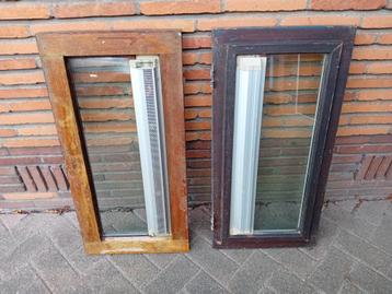 Twee uitzetraam met ventilatie roosters. beschikbaar voor biedingen