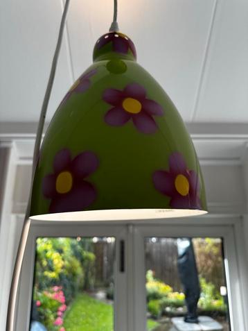 Vrolijke hanglamp met bloemen beschikbaar voor biedingen