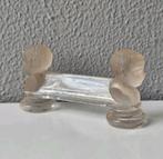 Oude glazen messenlegger met babyhoofden, Baccarat, Antiek en Kunst, Antiek | Glas en Kristal, Ophalen of Verzenden