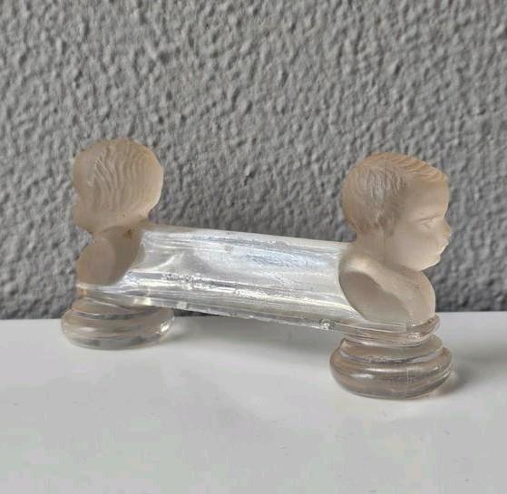 Oude glazen messenlegger met babyhoofden, Baccarat, Antiek en Kunst, Antiek | Glas en Kristal, Ophalen of Verzenden