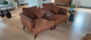 Twee bruine fauteuils beschikbaar voor biedingen