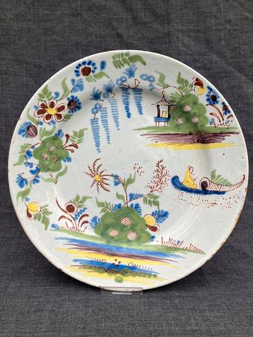 Oud bord van Delfts aardewerk, met Chinese voorstelling beschikbaar voor biedingen