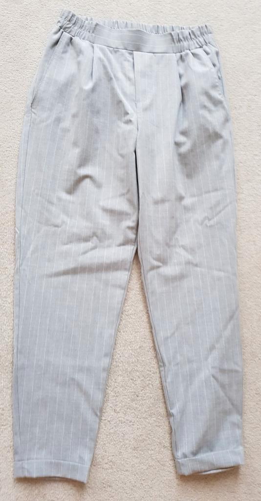 Pantalon grijs met witte strepen Bershka maat S dames broek, Kleding | Dames, Broeken en Pantalons, Zo goed als nieuw, Maat 36 (S)