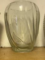 Vaas , antiek, geslepen glas met Bloemenmotief, Wit, Ophalen of Verzenden, Minder dan 50 cm, Glas