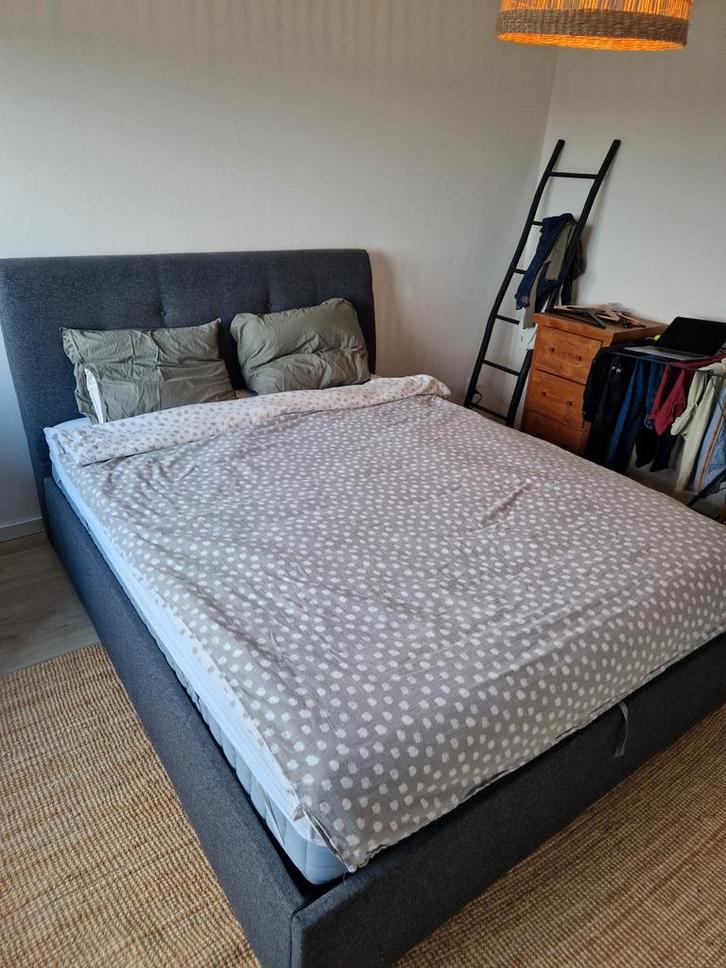 Grijze Tweepersoons Bed met Opbergruimte (Ikea IDANÄS), Huis en Inrichting, Slaapkamer | Bedden, Zo goed als nieuw, Tweepersoons