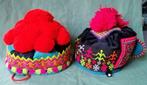 2 kinderhoedjes van de Hmong Thailand, Antiek en Kunst, Ophalen of Verzenden