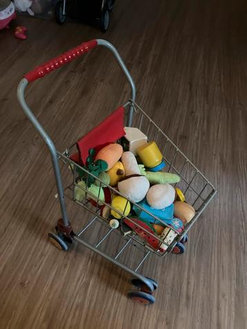 Winkelwagentje met houten en stoffen groenten en fruit beschikbaar voor biedingen