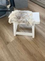 Houten krukje oude stijl met konijnenvachtje, Ophalen of Verzenden, Zo goed als nieuw, Hout
