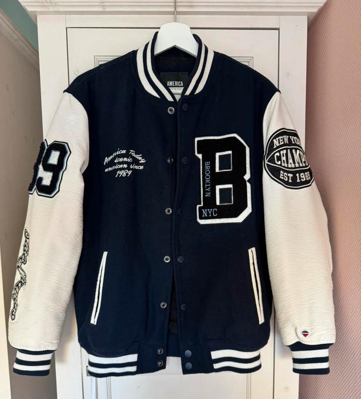America Today heren/tiener Varsity jas maat XS, Kleding | Heren, Jassen | Winter, Zo goed als nieuw, Maat 48/50 (M), Blauw, Ophalen of Verzenden