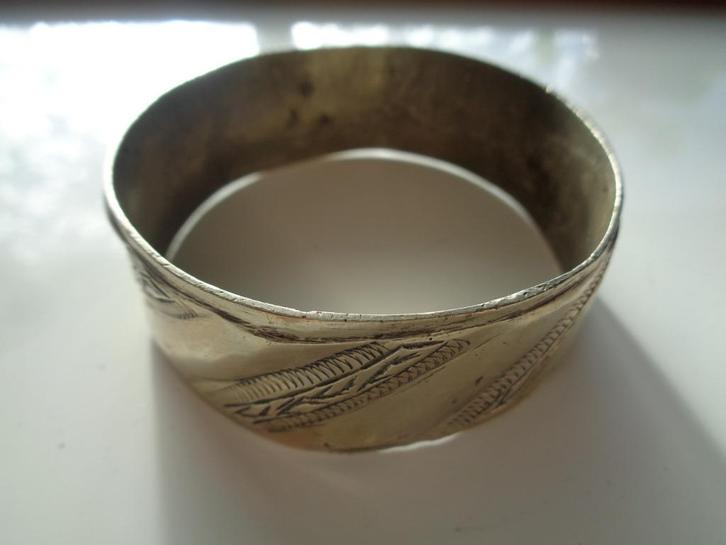 mooie zilverkleurige slavenarmband diameter 6,5 cm, Sieraden, Tassen en Uiterlijk, Armbanden, Zo goed als nieuw, Zilver, Ophalen