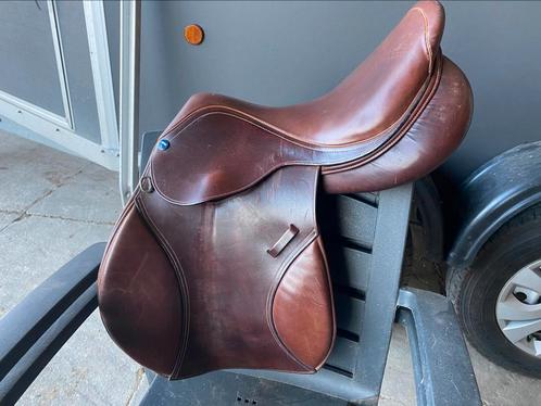 Bruin Sellier Liberte Dirk Demeersman springzadel 17,5, Dieren en Toebehoren, Paarden en Pony's | Zadels, Gebruikt, Springen, Ophalen of Verzenden