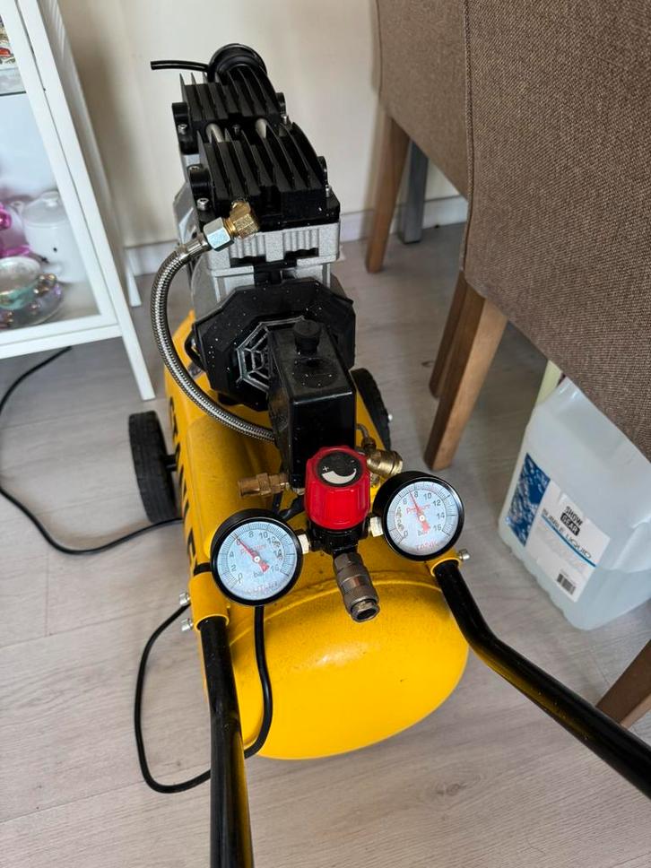 Stanley stille compressor 25L met slang, Doe-het-zelf en Verbouw, Compressors, Zo goed als nieuw, 6 tot 10 bar, 25 tot 100 liter