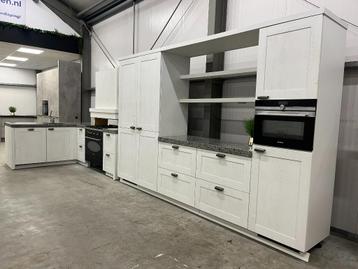 Landelijke keuken met schiereiland en kastenwand !! Volop ke beschikbaar voor biedingen