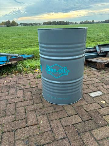 Lege olie vaten 200liter vaten beschikbaar voor biedingen