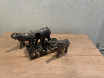 Verzilverde Olifantenfamilie op Grondplaat beschikbaar voor biedingen