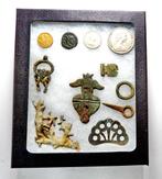Shadow box 1 met vondsten   d401, Antiek en Kunst, Ophalen of Verzenden
