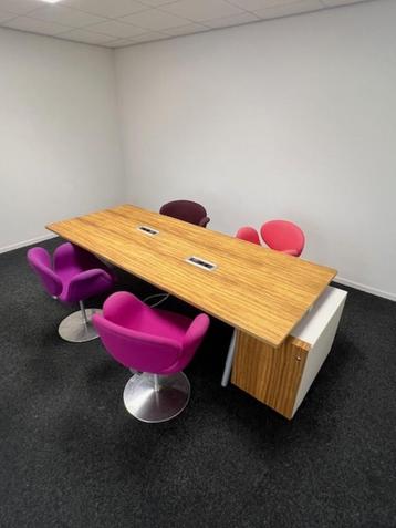 Vergader/werk tafel, kast, ladeblok en 4 x Tulip stoel beschikbaar voor biedingen