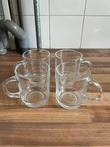 Thee glazen beschikbaar voor biedingen