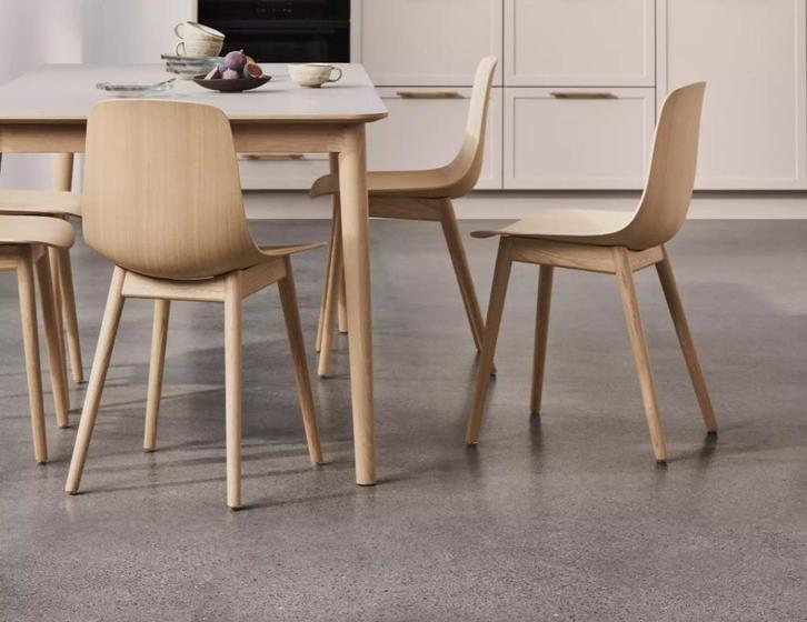 Kvik - Eetkamerstoel light oak, grijs kussen - 50% korting, Huis en Inrichting, Stoelen, Nieuw, Eén, Hout, Overige kleuren, Ophalen