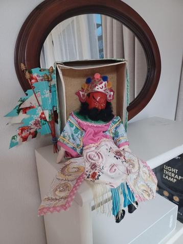 Chinese handpop in vintage uitvoering beschikbaar voor biedingen