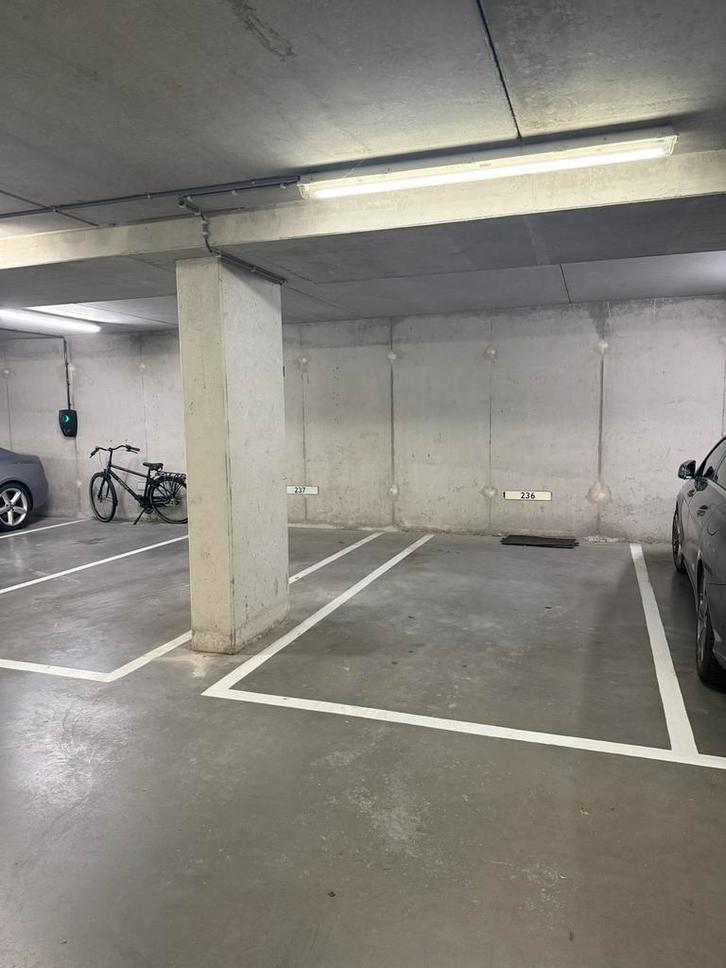 TE HUUR: Beveiligde privé parkeerplaats Rotterdam Centrum, Huizen en Kamers, Garages en Parkeerplaatsen, Rotterdam