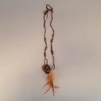 Lange ketting van bruine veter + veer, houten ringen, Sieraden, Tassen en Uiterlijk, Kettingen, Ophalen of Verzenden, Zo goed als nieuw