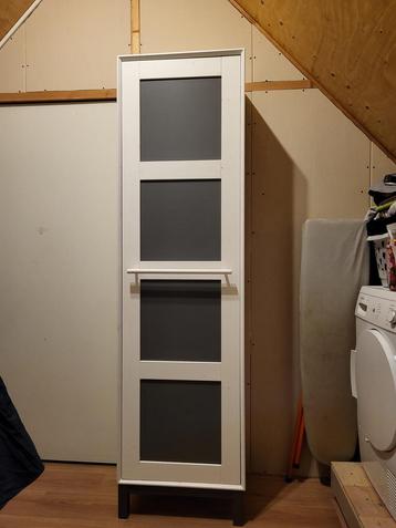 Houten witte kinder kledingkast met uittrekbare roede beschikbaar voor biedingen