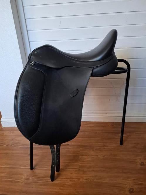 Arena dressuurzadel 18 inch, Dieren en Toebehoren, Paarden en Pony's | Zadels, Zo goed als nieuw, Dressuur, Ophalen of Verzenden