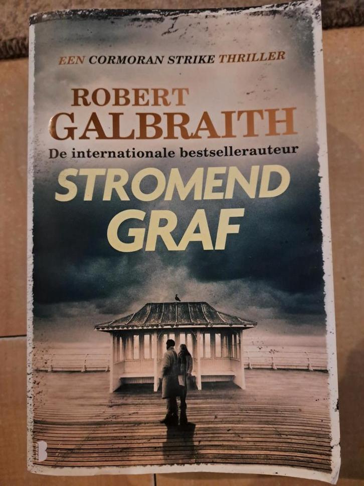 Robert Galbraith - Stromend graf, Boeken, Thrillers, Zo goed als nieuw, Ophalen of Verzenden