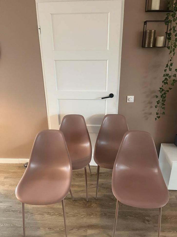 Set van 4 kunststof eetkamerstoelen, oud-roze, metalen poten, Huis en Inrichting, Stoelen, Gebruikt, Vier, Kunststof, Overige kleuren