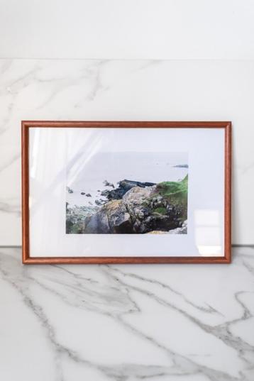 Ingelijste Foto Britse Kust door Fotografe Hanke Arkenbout beschikbaar voor biedingen