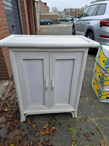 Brocant wit kastje beschikbaar voor biedingen