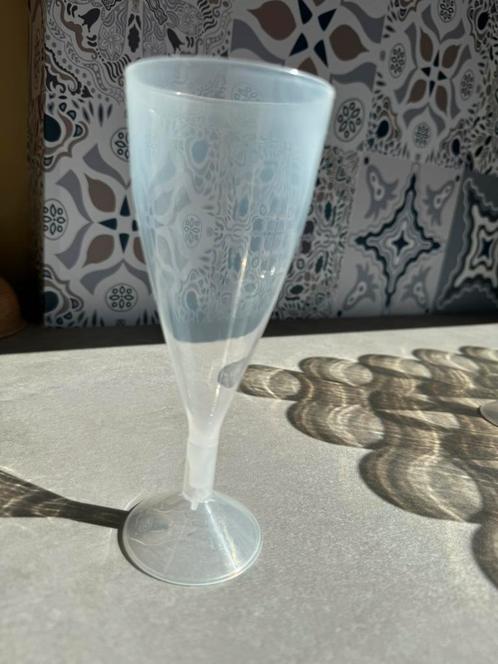 39 plastic HEMA champagneglazen, Huis en Inrichting, Keuken | Servies, Zo goed als nieuw, Glas of Glazen, Overige stijlen, Overige materialen